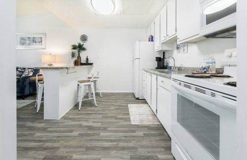 Golden Glades - The Woods Apartment | Perfect Quiet King Suite near Mayo