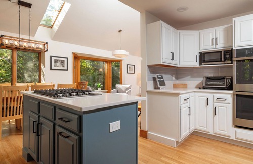 Grantham House | Perfect ski getaway Mountain retreat, sleeps 11; 4 bed, 3 ba; Free EV charger