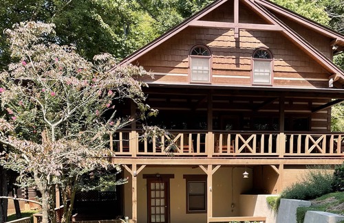 Mountain Springs Cabin | Perfect Smoky Mountain Getaway w/ all the Comforts of Home.