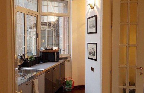 Rione III Colonna Apartment | Perfect Spanish Steps Light-Filled Charm, Great Area-Washer-AC-Lift-Free WiFi