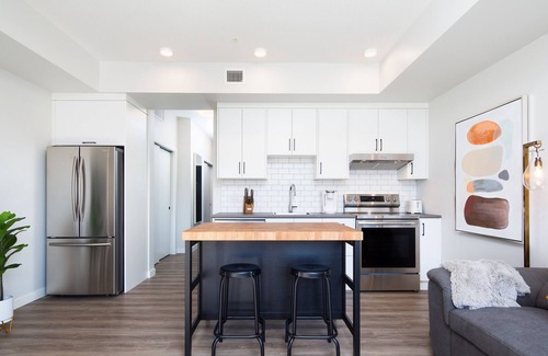 Kelowna Central Business District Condo | ★ PERFECT SPOT DT ★ Large Private Patio, Sandy Beaches, Nightlife & King Bed