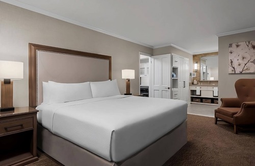 Napa Hotel | Perfect Spot in Napa! Short Drive from Black Stallion Winery, Pool, Free Parking