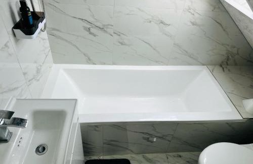 Broadheath House | Perfect stay near Manchester Airport