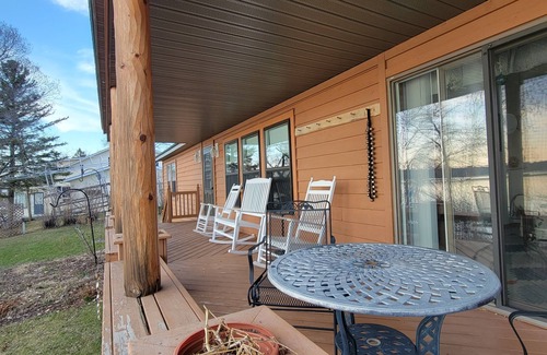 Alexandria Cabin | Perfect sunset views on Lake Carlos