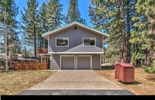 Tahoe Island House | Perfect Vacation Home (Sleeps 6)