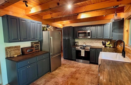 West Arlington House | Perfect Vermont Log Cabin - Footsteps from the famous Battenkill River!