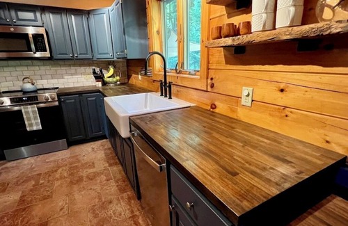 West Arlington House | Perfect Vermont Log Cabin - Footsteps from the famous Battenkill River!