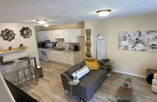 Clinton House | *Perfect Waypoint or Extended Stay*