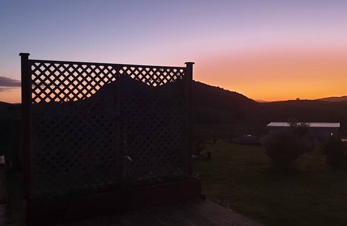 Onerahi Apartment | Perfect Weekend Getaway.a tranquil, quiet, tastefully decorated private space