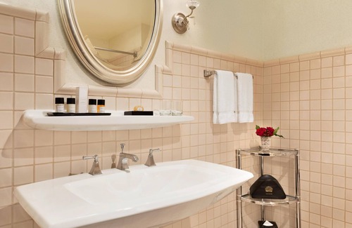 Downtown Wilmington Hotel | Perfect Wilmington Location in Landmark Hotel -Spacious Bathroom -Free WiFi