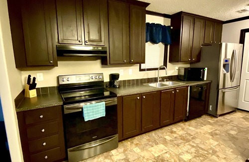 Sunshine House | Perfectly Located 3BR /2BA : 5 mins from Dow !