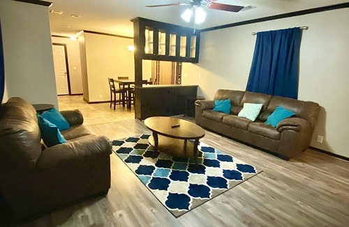 Sunshine House | Perfectly Located 3BR /2BA : 5 mins from Dow !