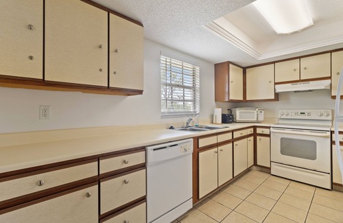 Englewood South Condo | Perfectly Located Condo, Heated Pool, Minutes to Beach