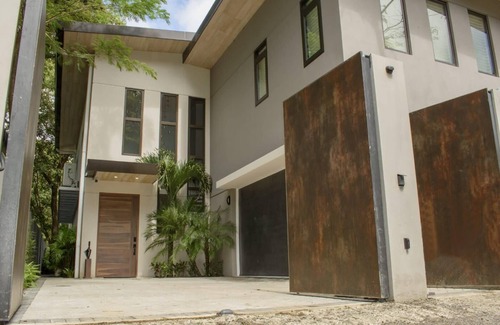 Nosara House | Perfectly located in Playa Guiones. Walk to the beach, shops, restaurants & yoga