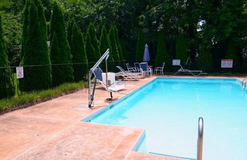 Lynchburg Hotel | Perfectly Located Room for Exploring Lynchburg’s Scenic Trails