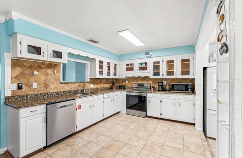 Snug Harbor Estates House | Perfectly Located Beachside Oasis W/Fire Pit + Patio + BBQ Grill! 🌴