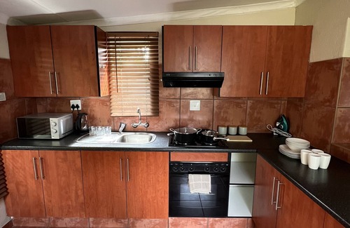 Nelspruit Apartment | Perfectly situated comfortable studio w/full kitchen-Book today!