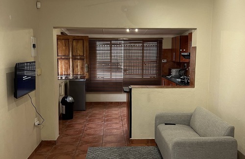 Nelspruit Apartment | Perfectly situated comfortable studio w/full kitchen-Book today!
