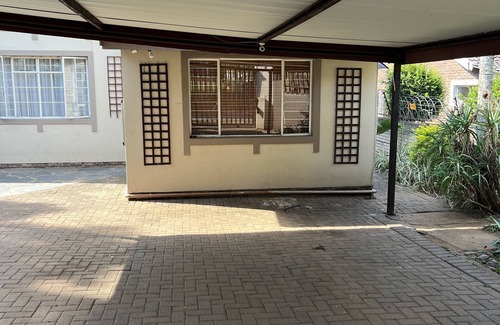 Nelspruit Apartment | Perfectly situated comfortable studio w/full kitchen-Book today!