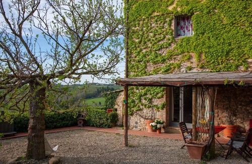 San Pietro in Bossolo Apartment | "PERGOLA" 'ROMANTIC APARTMENT IN CHIANTI in the center of TUSCANY