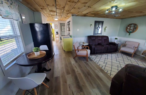 Brooklyn House | Pergola Place - Lake Access, 2 Bedroom, Sleeps 5, Pet Friendly