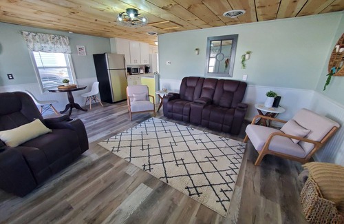 Brooklyn House | Pergola Place - Lake Access, 2 Bedroom, Sleeps 5, Pet Friendly