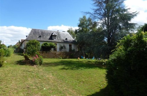 Jumilhac-le-Grand House | Périgord-Limousin, beautiful village house in a garden at the foot of the castle