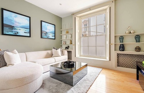 Belgravia Apartment | Period 2 Bed Home with AC in London Belgravia