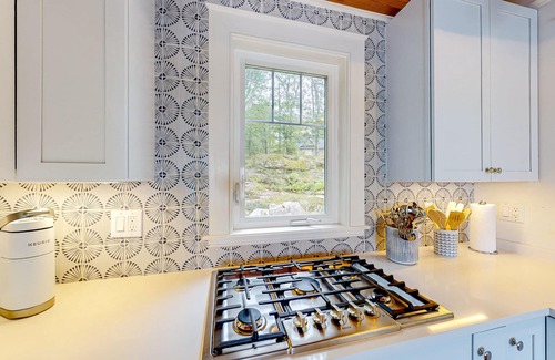Westport Cottage | Periwinkle Cottage | Sunny cottage in Westport Island overlooking the river