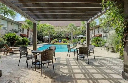 The Galleria Apartment | Perk Up Your Getaway Stylish Galleria Retreat
