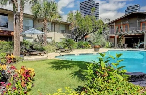 The Galleria Apartment | Perk Up Your Getaway Stylish Galleria Retreat