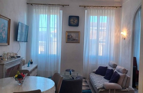 Grasse Apartment | Perle D'azur: Appartement de 56 m2, Charme Avec Plafonds Majestueux, à Grasse"