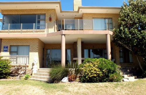 Kleinmond Apartment | PERLEMOEN 4 : 3bedr/2bathr villa, inside BBQ. Best all round view in Kleinmond.