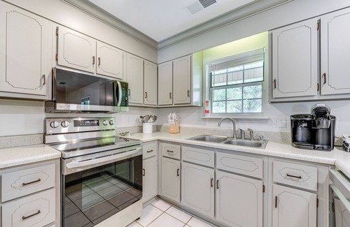 Perry House | Perry Family Home on 2 Acres w/Private Pool