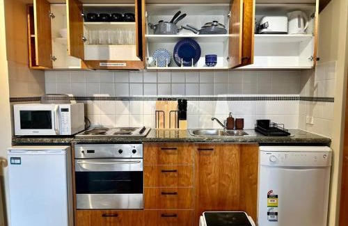 Perth Central Business District Apartment | Perth city BNB l CBD and Pool view - 1xKing bed and 2xSingle beds