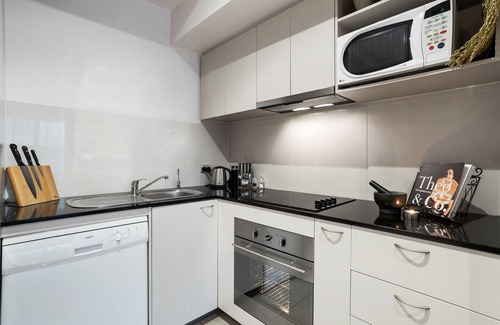East Perth Apartment | PERTH CITY CENTRE - CORPORATE APARTMENT incl WIFI, Smart TV, Pool & U/C Parking