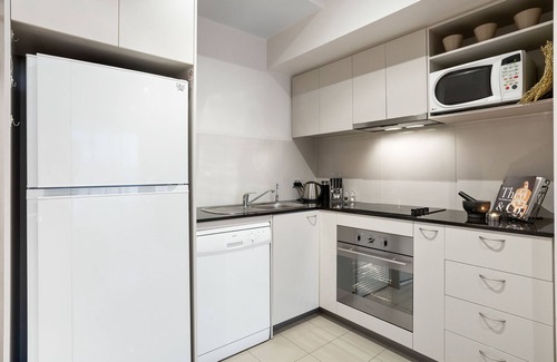 East Perth Apartment | PERTH CITY CENTRE - CORPORATE APARTMENT incl WIFI, Smart TV, Pool & U/C Parking