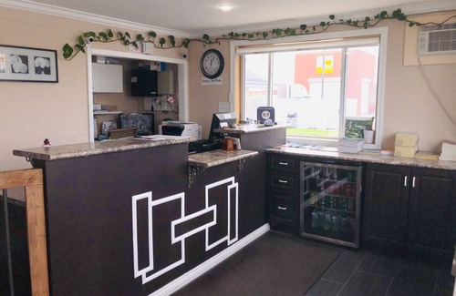 Perth Hotel | Perth Plaza Inn & Suites