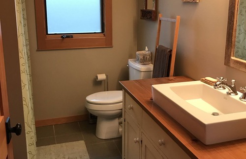 Squamish House | Pet and Family-friendly Oasis In Beautiful Smoke Bluffs Park