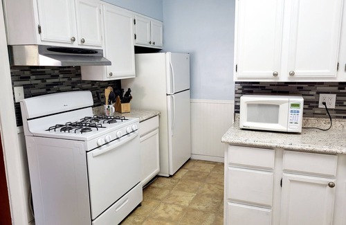 Lansing House | Pet and family friendly-3 bedroom home-MSU Campus 10 min away!