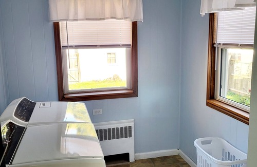 Lansing House | Pet and family friendly-3 bedroom home-MSU Campus 10 min away!
