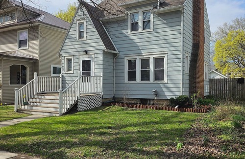 Lansing House | Pet and family friendly-3 bedroom home-MSU Campus 10 min away!