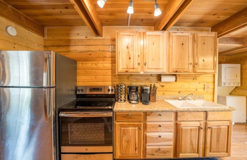Meadow View Heights Cabin | Pet & Family Friendly Rustic Relaxation Near Parks