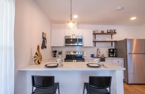 Southside Apartment | Pet-Free Studio Rental on 2nd Floor w/Parking