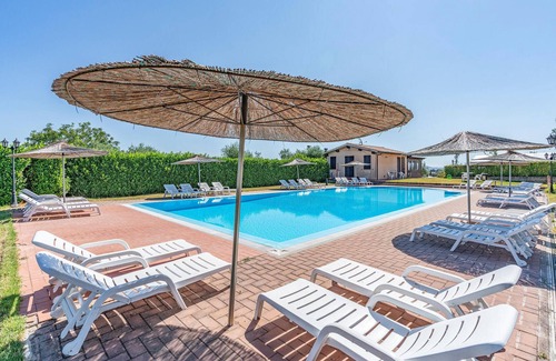 Castiglione del Lago Apartment | Pet friendly apartment in Castiglion del Lago PG with outdoor swimming pool