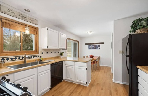 Zenda House | Pet friendly, 4 bedrooms and close to beaches!