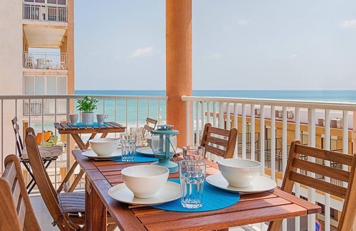 El Moncayo Apartment | Pet Friendly 'Seaview modern Beach Apartment' with Garden & Wi-Fi