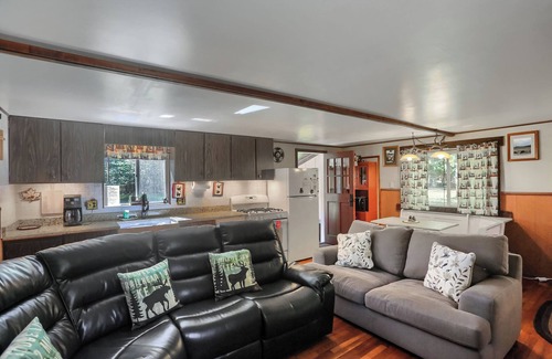 Tylersburg House | Pet Friendly | Wi-Fi | Firepit | TV