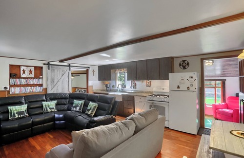 Tylersburg House | Pet Friendly | Wi-Fi | Firepit | TV
