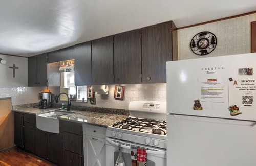 Tylersburg House | Pet Friendly | Wi-Fi | Firepit | TV